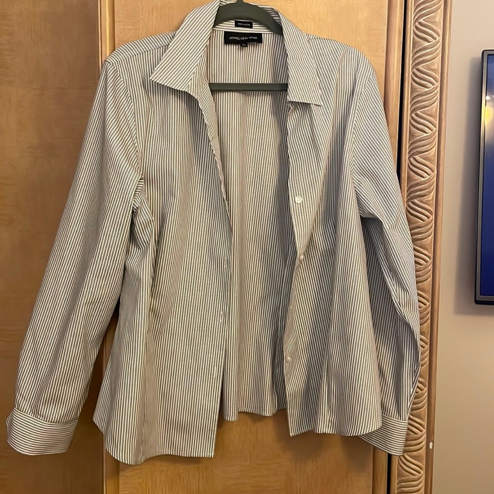 Jones of NEW York Women’s Button Down shirt -XL